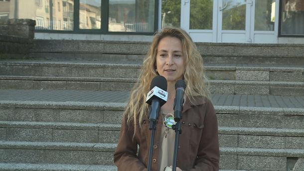 Szabó Rebeka, a hármas összefogás egyik európai parlamenti képviselőjelöltje a mikrofon mögött.