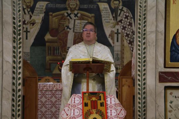 Bodnár Dániel görögkatolikus parókus liturgia közben.