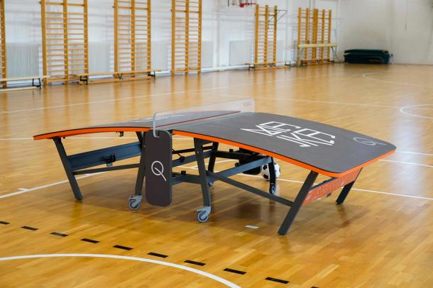 A Majka által felajánlott asztal a Vasvár Úti Általános Iskola tornatermében.