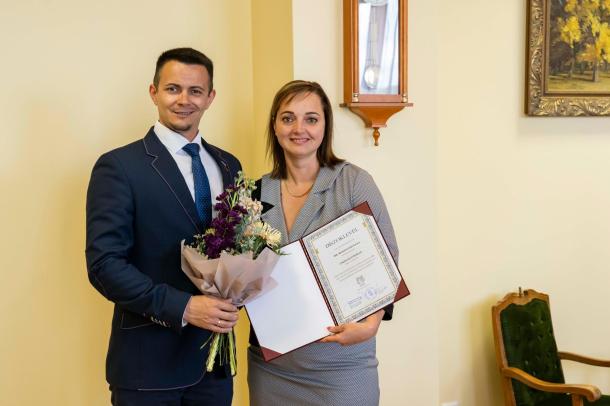 Janiczak Dávid polgármester átadta az elismerő oklevelet dr. Monostori Lillának.