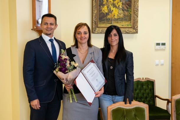 Janiczak Dávid, dr. Monostori Lilla és Bányai Zsuzsa a díjátadón a jegyzői irodában.