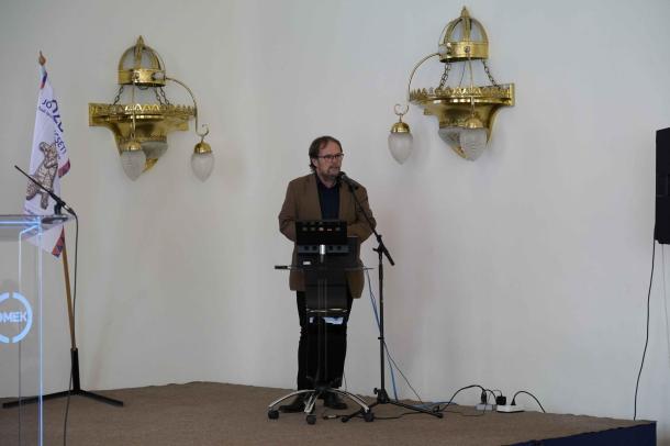 Dr. Valuch Tibor egyetemi tanár tart előadást.