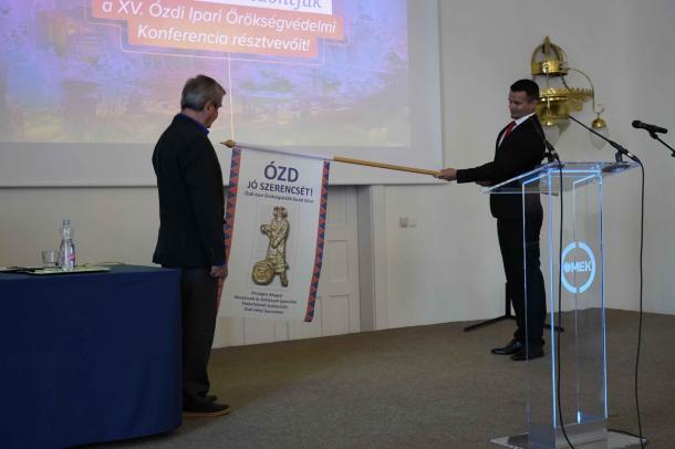 Janiczak Dávid polgármester ad át egy ajándék zászlót Bokor Sándornak, az Ózdi Ipari Örökségvédők Baráti Köre elnökének.