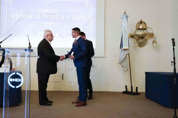 Janiczak Dávid polgármester átadja a díjat dr. Grega Oszkár címzetes egyetemi tanárnak.