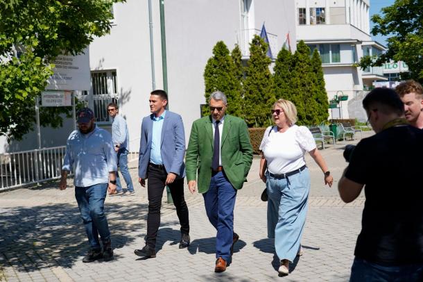 A Fidesz-KDNP képviselői és szimpatizánsai fogadták Lázár János építési és közlekedési minisztert, országgyűlési képviselőt.