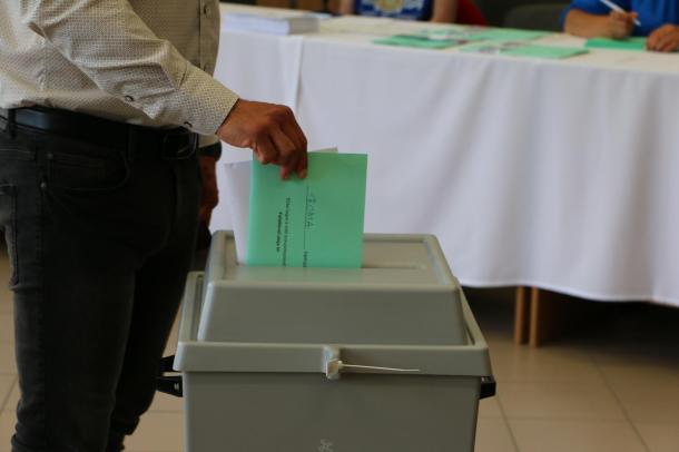 Váradi József bedobja szavazólapját az urnába.