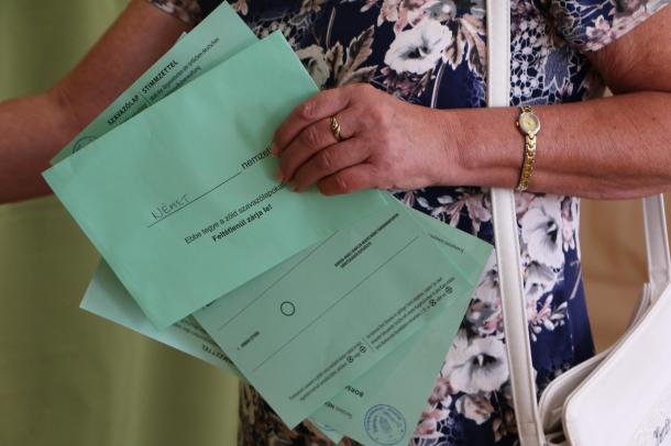 Zöld színű szavazólapot és borítékot kaptak az érintettek.