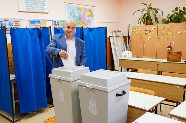 Fidrus Péter független polgármesterjelölt a Csépányi Általános Iskolában szavazott.