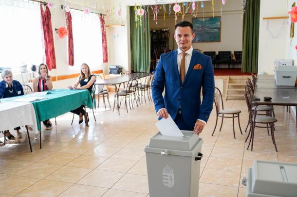 Janiczak Dávid az uraji Közösségi Házban dobta be szavazólapját.