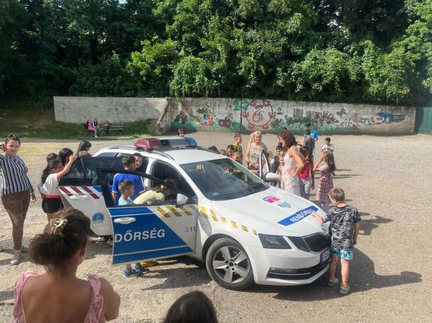 Az  Ózdi Rendőrkapitányság munkatársai is kivonultak egy rendőrautóval.