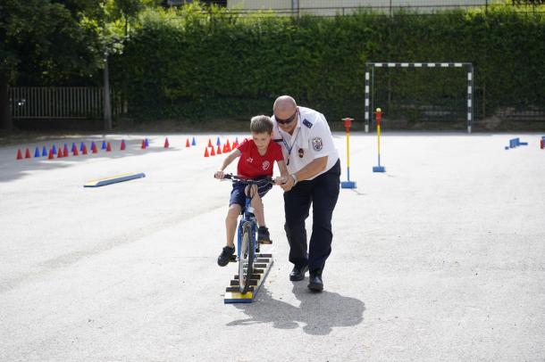 Az Ózdi Rendőrkapitányság gyakorlati pályáján lehetett végigmenni biciklivel és rollerrel.