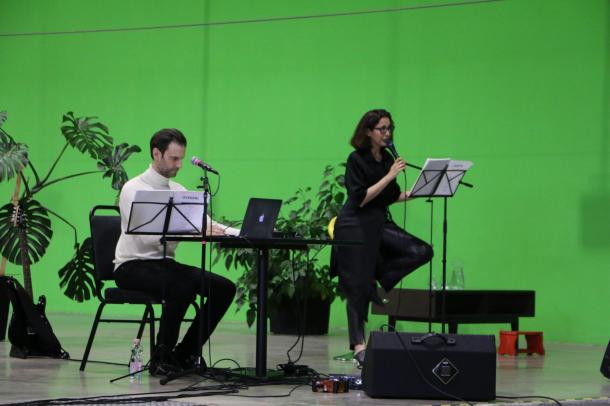 Simon Kornél és Gryllus Dorka előadás közben.