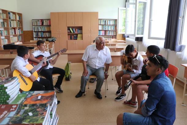 Berki Lajos, a Kék Sirály Zenei Egyesület elnöke oktatja a diákokat az Ózdi Apáczai Csere János Általános Iskolában.