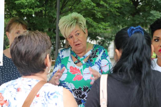 Bertáné Várnay Ilona, a KEF társelnöke tájékoztatja a lakosokat.