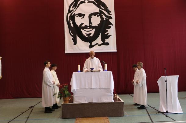 Szőke Gábor, római katolikus plébános celebrálta az ünnepi szentmisét.