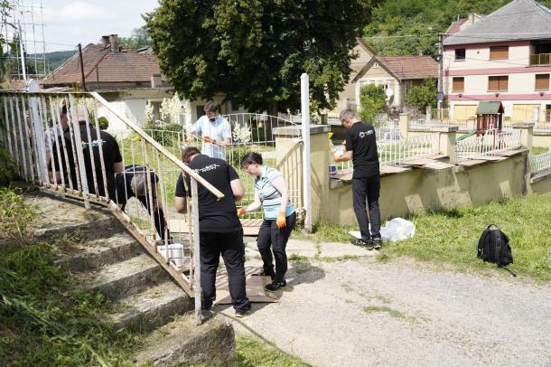 Lefestették a Damjanich úti óvoda kerítését a Neutrik Hungary Kft. önkéntesei.