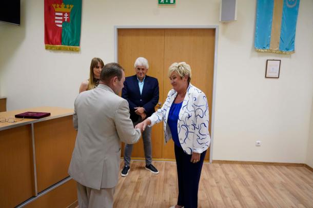 A 7. számú választókerület képviselője Bertáné Várnay Ilona kezet fog dr. Mustos Lajossal.