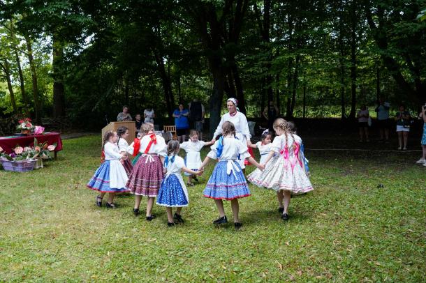 Az Ózdi Gyöngyvirág Néptánc Egyesület csoportja táncol.