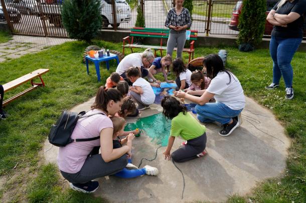 Hatalmas földgömböt festettek az udvarra a gyerekek és szülők.