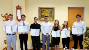 Kitűnő érettségi eredményeikért kaptak elismerést a város diákjai Janiczak Dávid polgármestertől.