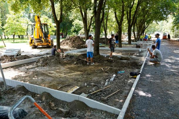 Harminchárom parkolóhely is épül a strand mellett.