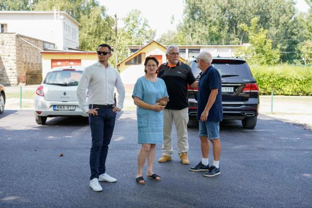 Janiczak Dávid szemügyre veszi a frissen aszfaltozott utat a stadionnál.