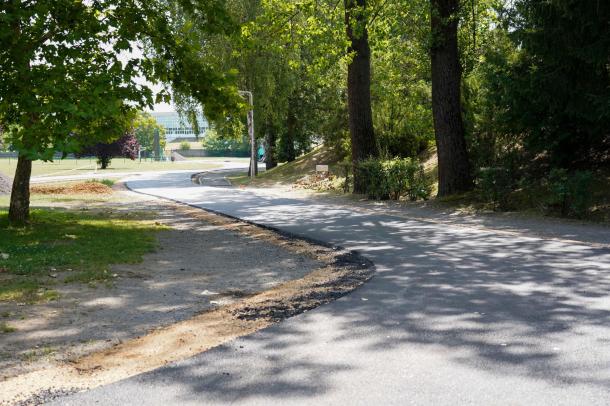 Közel háromszáz méter hosszúságú út kapott új aszfaltréteget a stadionnál.