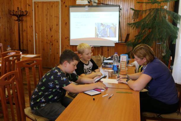 A diákok asztali foglalkozáson vettek részt.