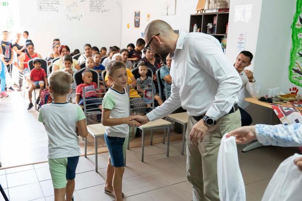 A gyerekek mosolyogva vették át a csomagokat.