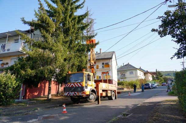 A Gömöri út 11. szám előtt dolgoznak az ÓVI munkatársai.