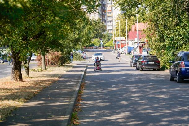 A Vasköz úton parkolnak személygépkocsik.