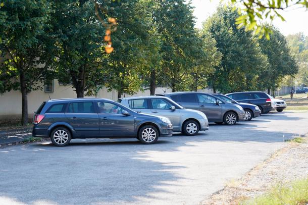 Autók parkolnak az autóbusz pályaudvar mellett.