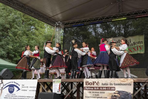 Vadszilvák Gyermek Néptánccsoport műsora.