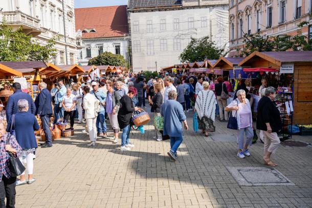 Sokan látogattak ki az Erzsébet térre.