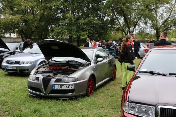 Ennek az Alfa Romeo-nak a motorterét is megtekinthették a látogatók.