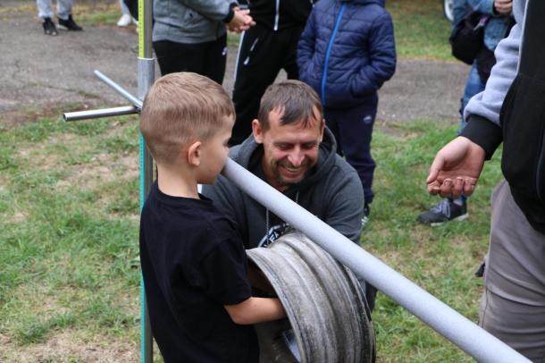 Több gyerek is kipróbálta magát a felni emelésben.