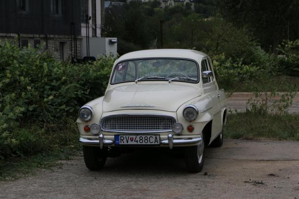 Egy Skoda Oktavia oldtimer autó.