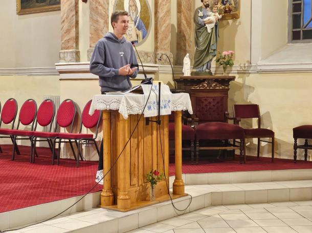 Keszthelyi Miklós győri egyetemista tanúságtétele az Ív úti templomban.