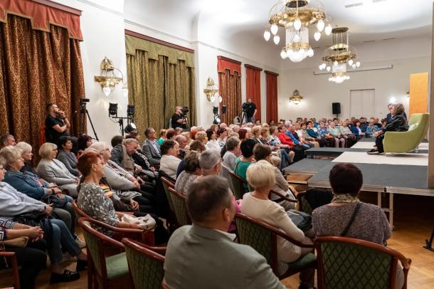 A közönség érdeklődően figyelte a beszélgetést.