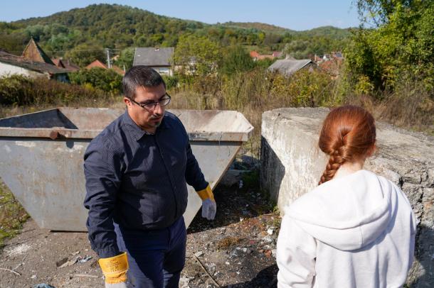 Hajdu Krisztián, a SZIKSZI igazgatója is részt vett a szemétszedésen.