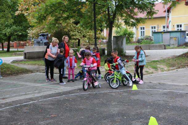 Az óvodások is kipróbálták a mini kresz pályát.