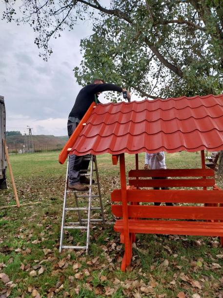 A filagória tetejét szerelik fel.