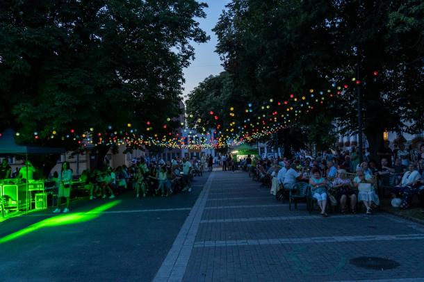 A színes lampionok remek hangulatot teremtettek.