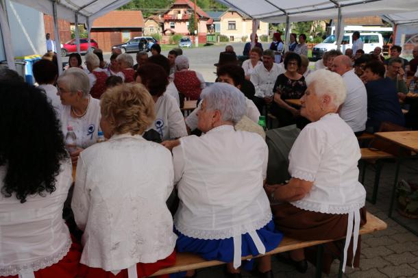 A dalostalálkozó közönsége.