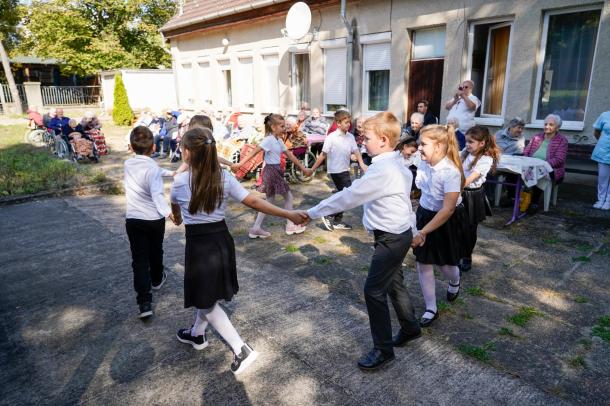 A Bolyky Tamás Általános Iskola második osztályos tanulói műsorral készültek az időseknek.