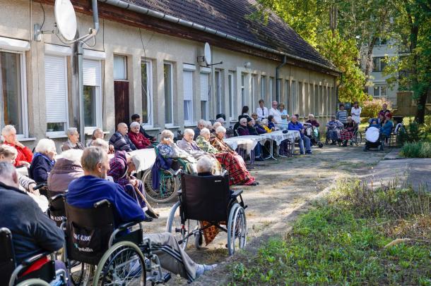 Az Kézenfogva Gondozóház közel ötven lakója vonult ki a kertbe.