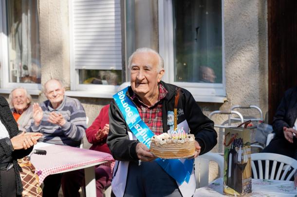 Oláh Erik születésnapi tortájával.