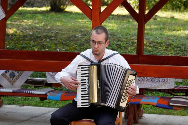 Tangóharmónika műsort is láthattak a szépkorúak.