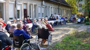 Az Kézenfogva Gondozóház közel ötven lakója vonult ki a kertbe.