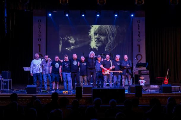 A mini koncert után sorban állnak a fellépő zenészek.